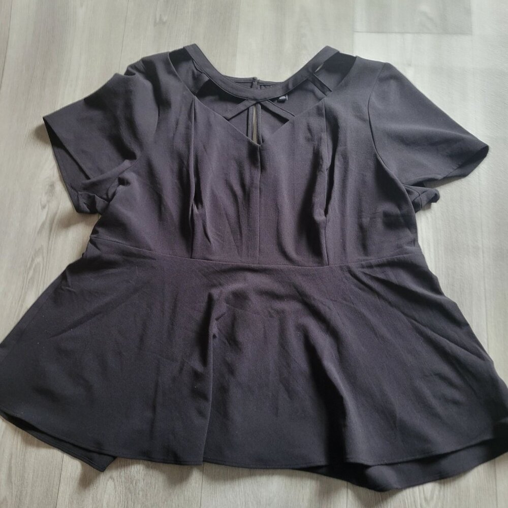 Torrid Plus Size 2 Womens Black Short Sleeve Peplum Top With Keyhole Back